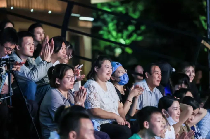 青年導演創(chuàng)作扶持計劃現(xiàn)場演出引觀眾掌聲（濟寧新聞網(wǎng)）