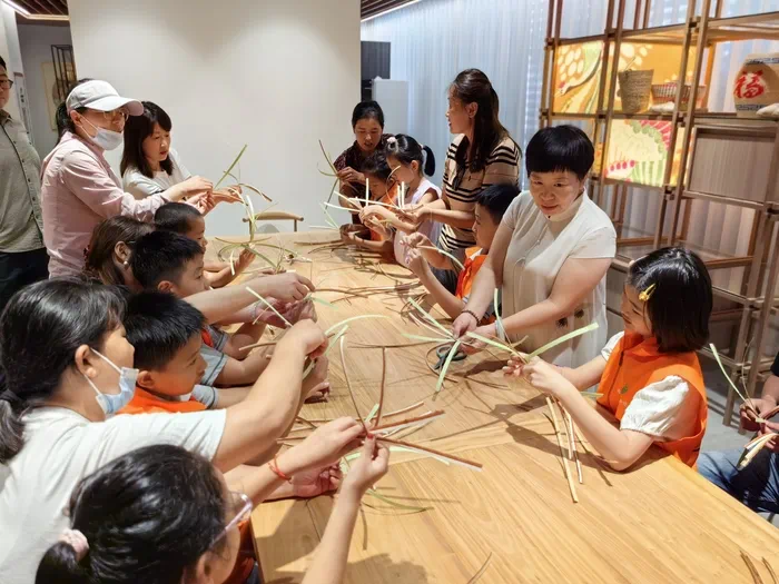 山東手造展示體驗中心，博興草編傳承人張慧華帶孩子們體驗草編技藝